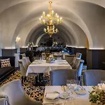 Hotel Du Roi & By Sowell Collection