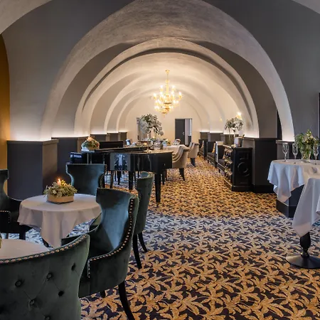 Du Roi & By Sowell Collection Отель