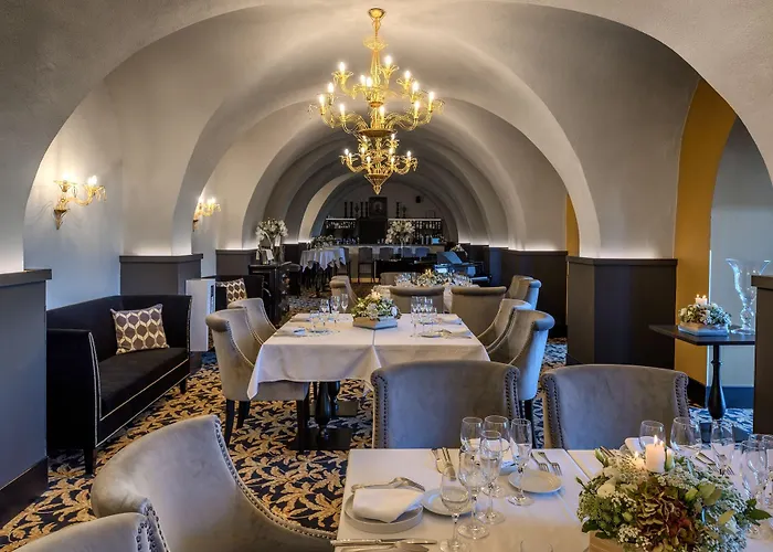 Hotel Du Roi & By Sowell Collection